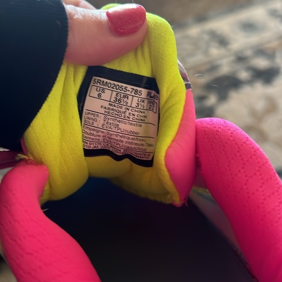 Size 6 Tye Dye Fila Shoes - Picture 10 of 10